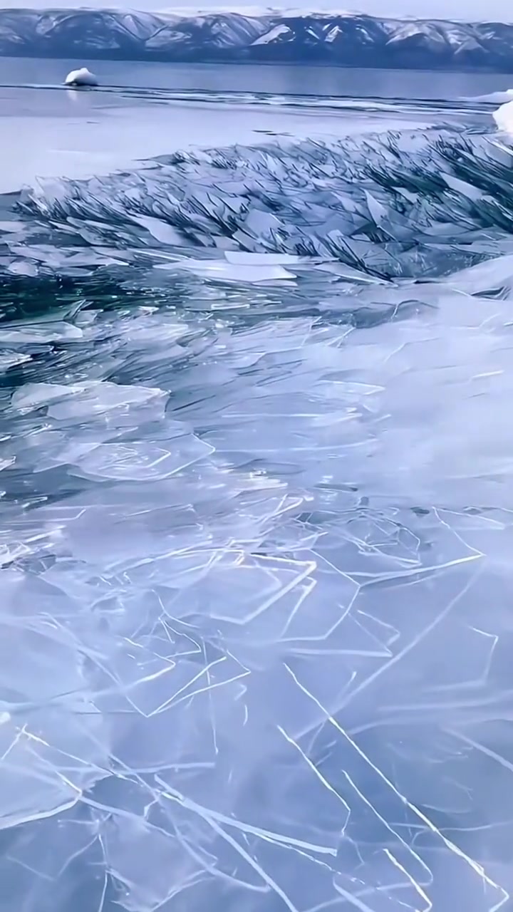 来贝加尔湖，看这绝美的冰推奇景吧。