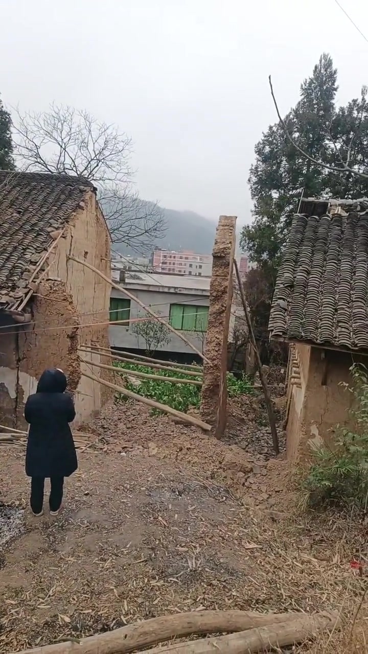 农村的老土墙，反而比某些商品房结实啊