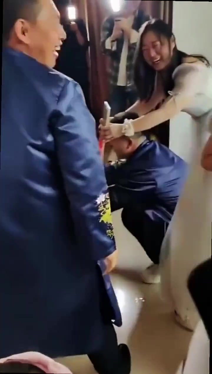 伴郎伴娘比新婚夫妇玩的还开心吧？