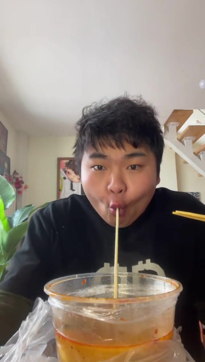 这是吃饱了没事干，拿面漱口？