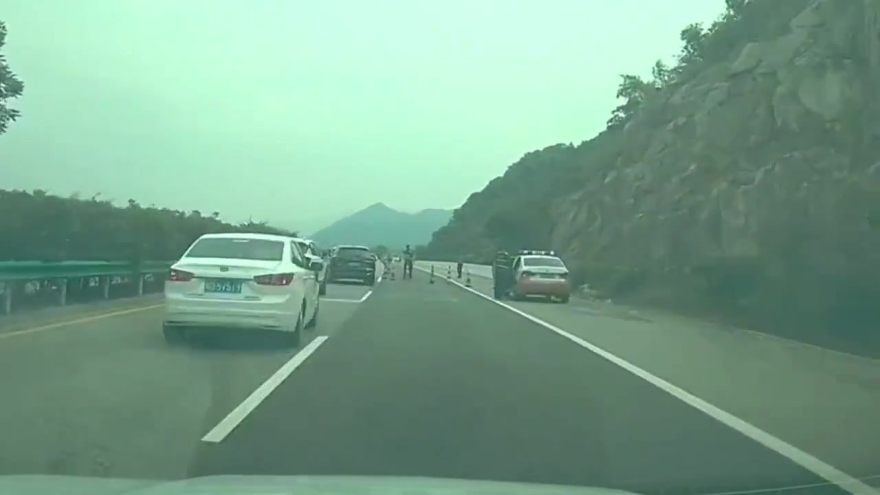 好家伙！别说把交警吓一跳了，看的人都吓了一跳