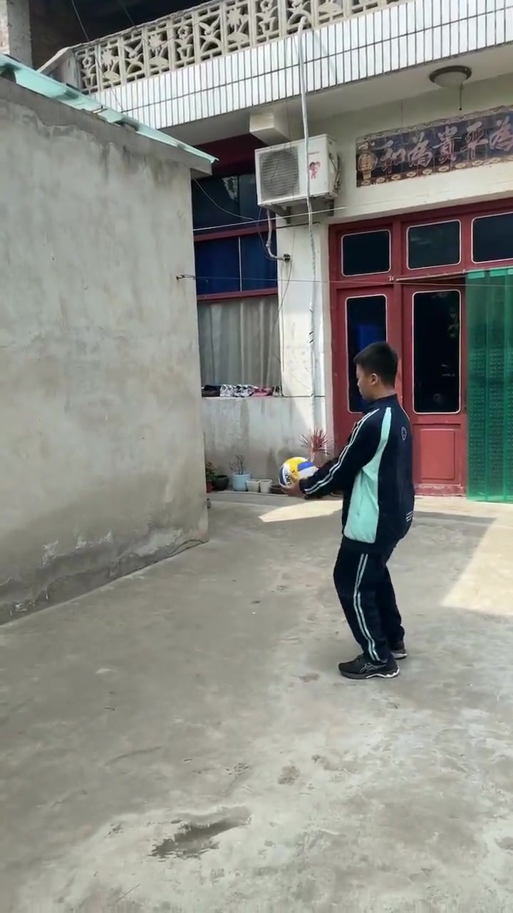 这还打个球啊？竟然被排球单杀了
