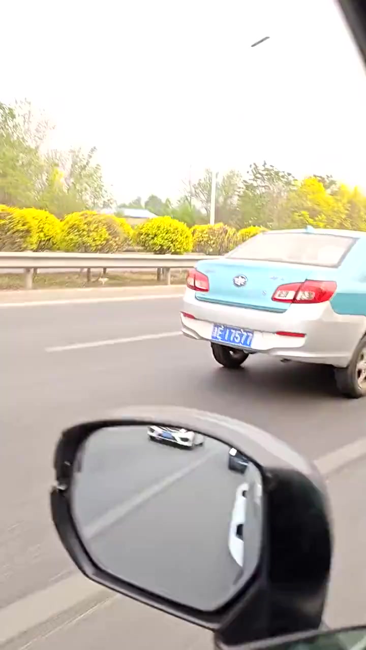 这出租车能载几个人？