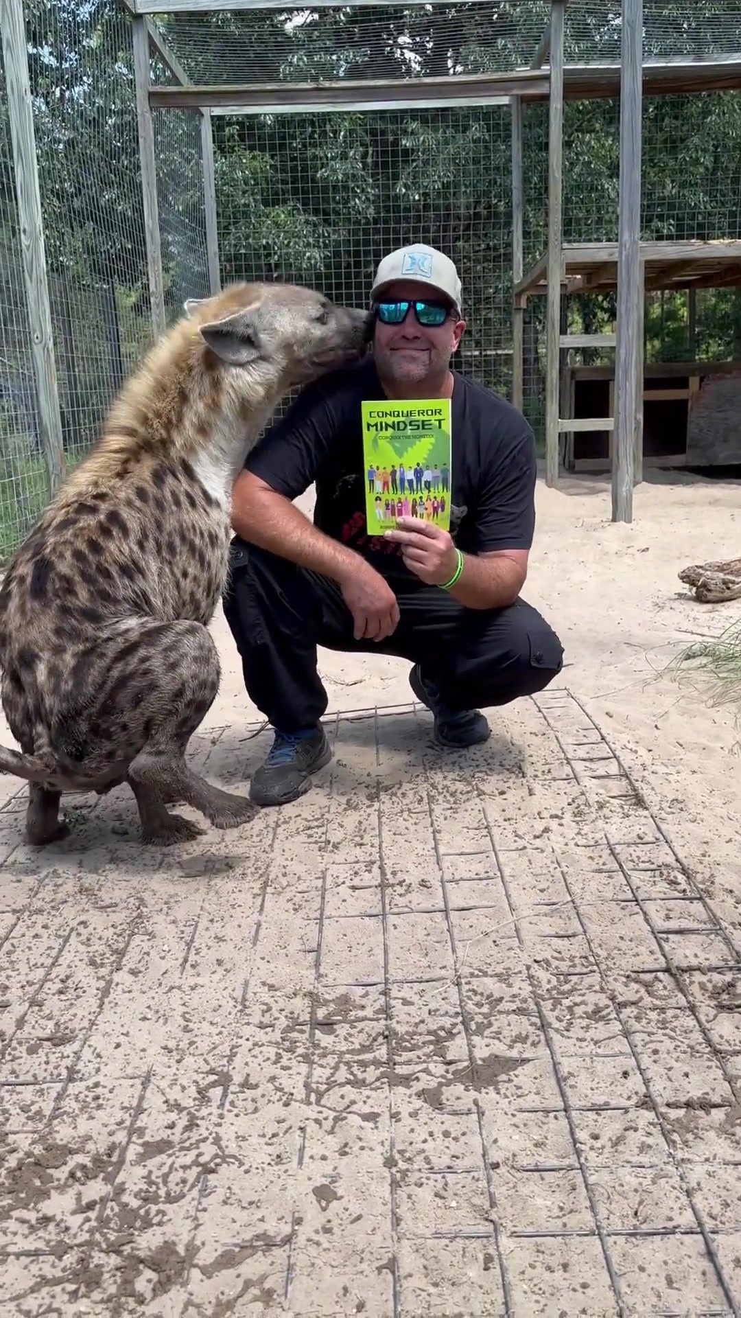 这猎狗怎么也鬼迷日眼的
