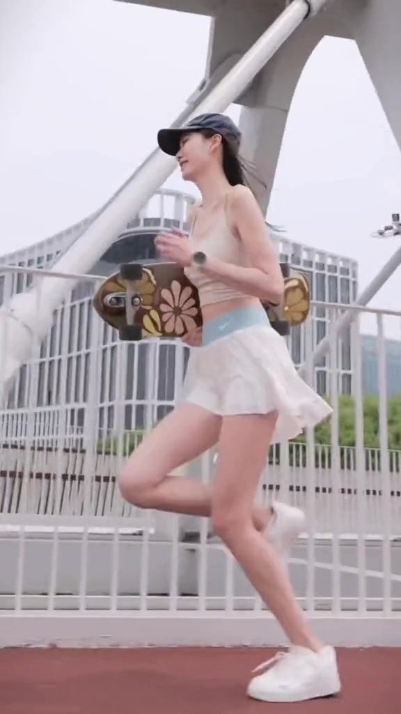 小姐姐清凉穿搭玩滑板