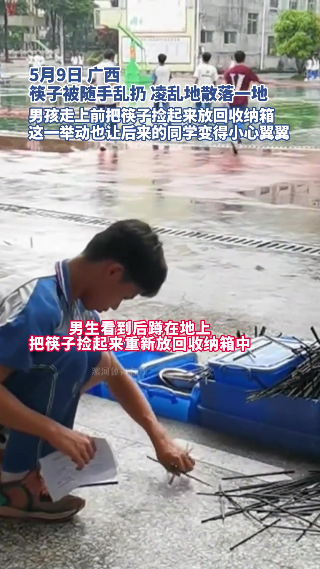 小小举动看出这男孩的教养多么的好