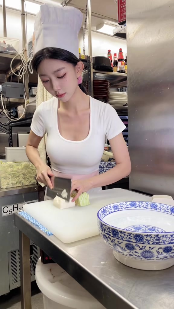 性感美女表演文思豆腐 你好好切菜总看我干嘛
