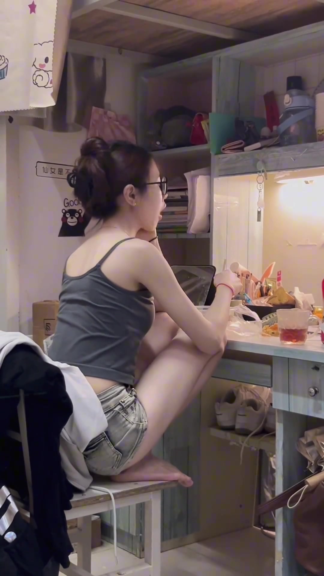 她这是什么吃饭姿势啊？？