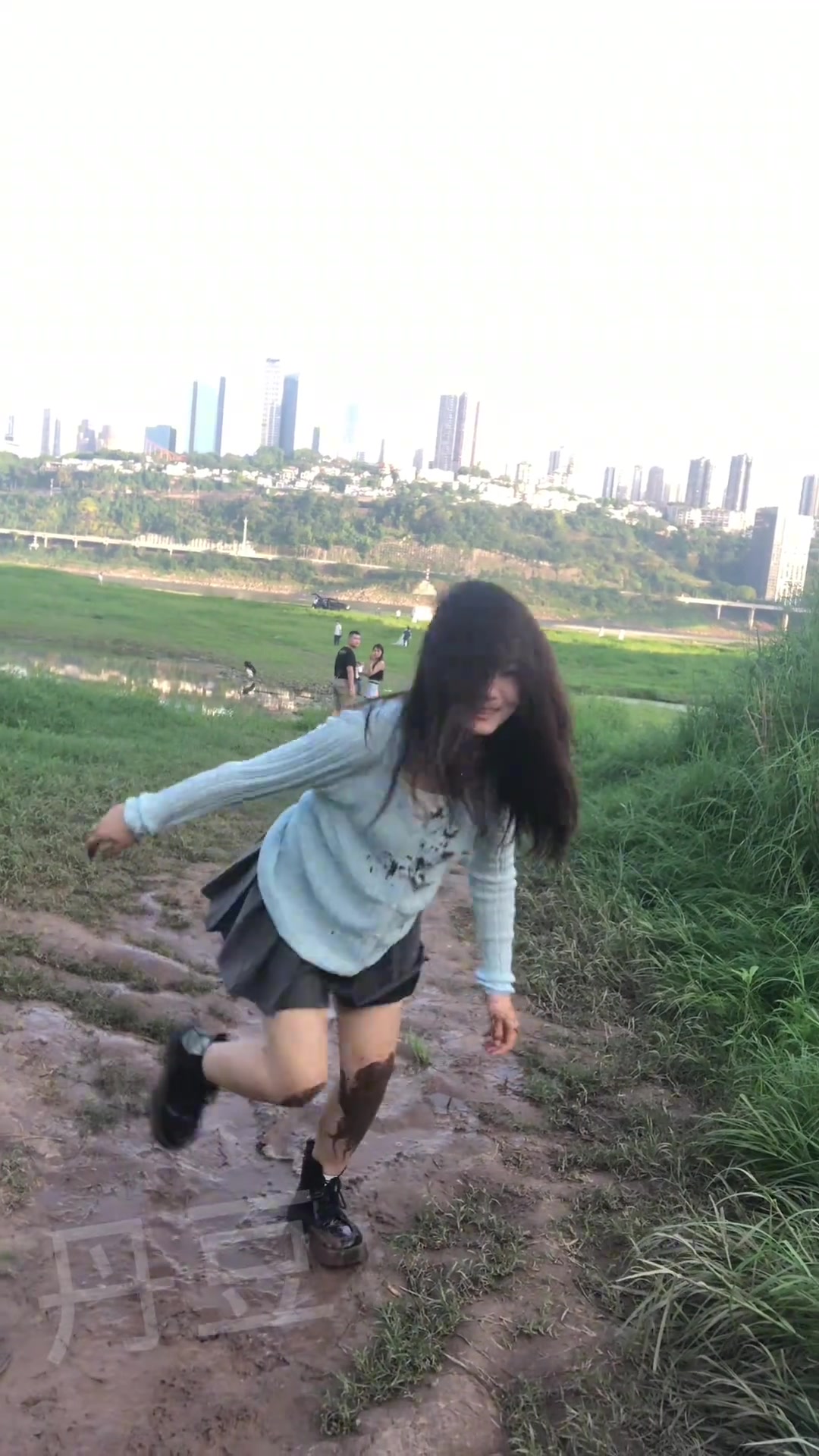 她这是故意在泥地上跳的吗？？
