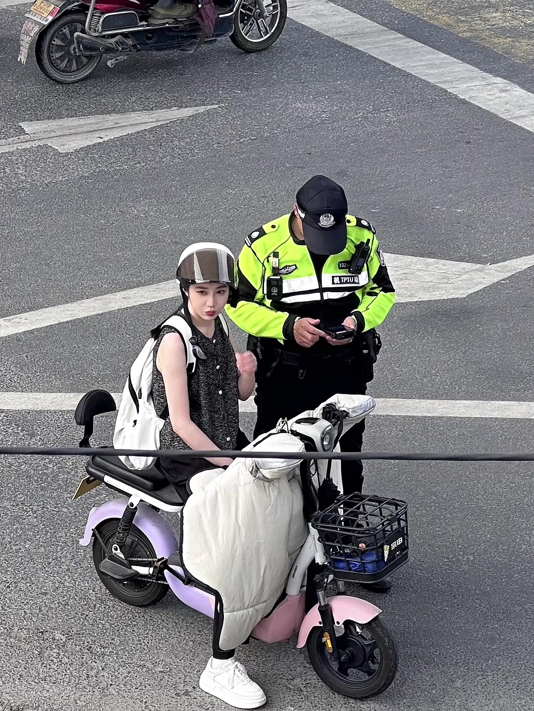 交警：被我抓了，她还一个劲的兴奋