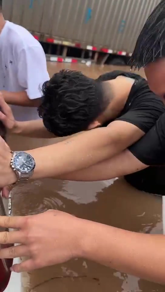 这个车要变成泡水车了