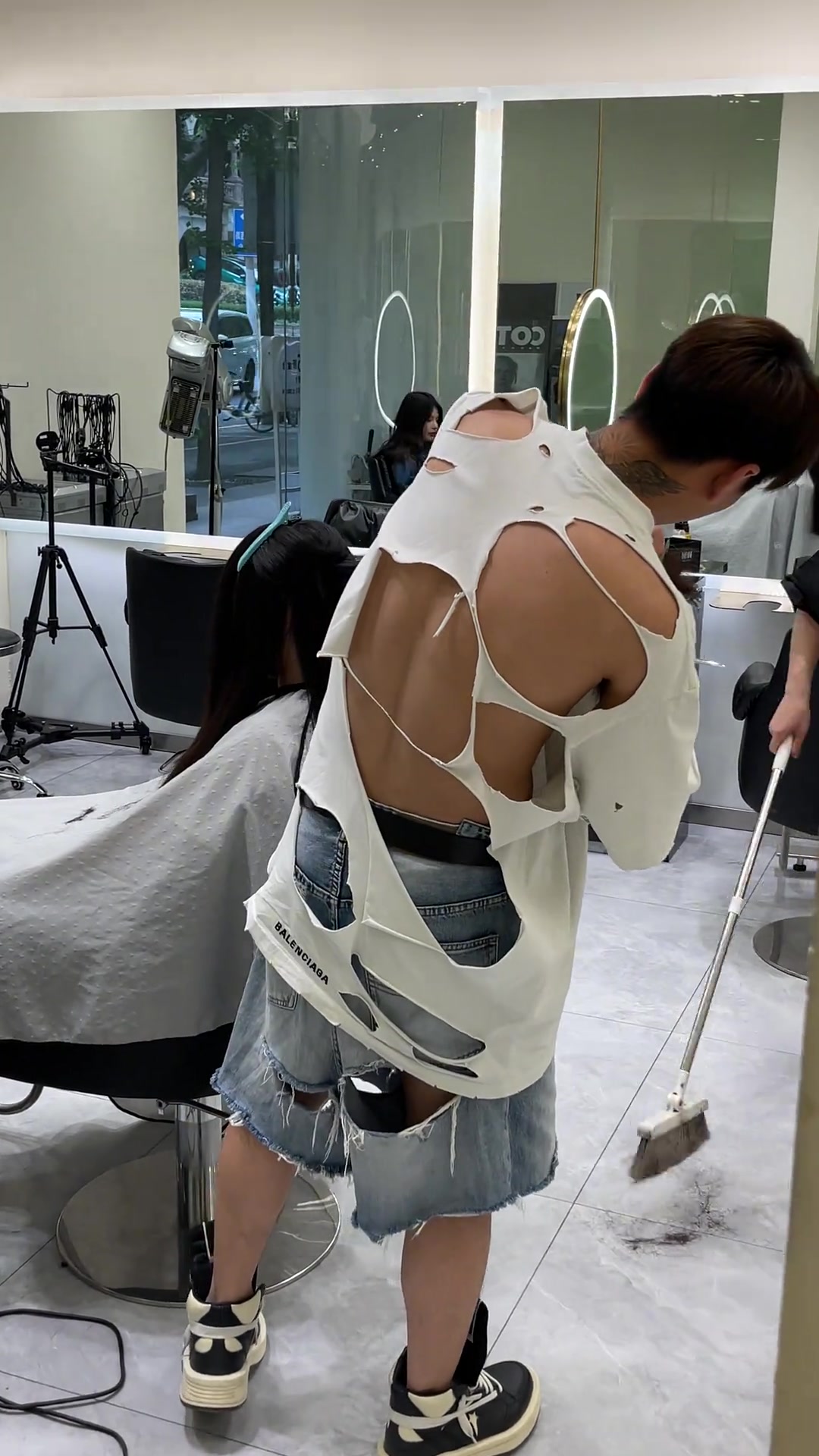 我怀疑巴黎世家的设计师以前要过饭