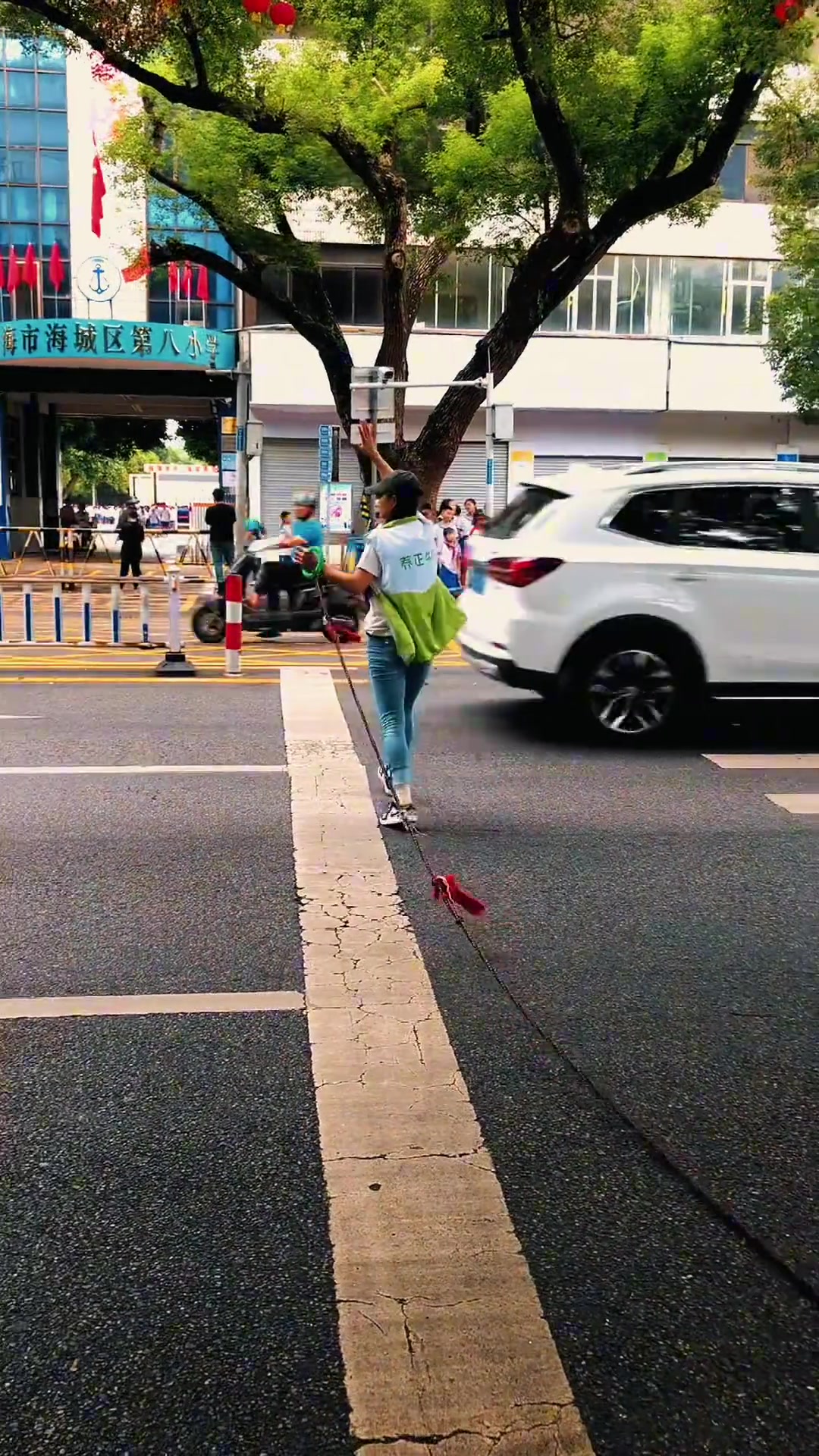 这条绳子是孩子们的安全保障！