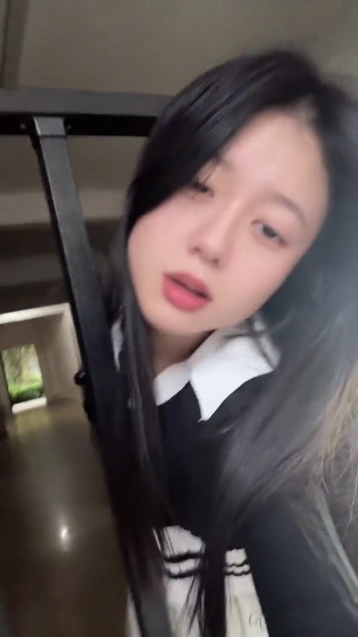 身材好的小姐姐才能过得去这扇门