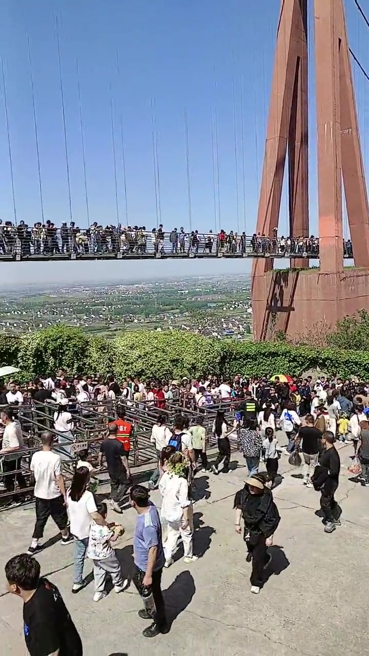 这么多人，这个大桥能坚持得住吗