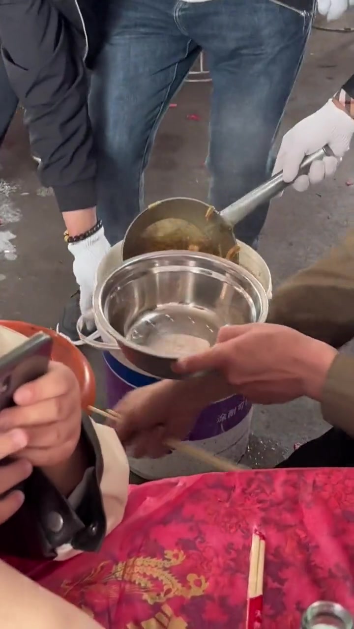 第一次见，吃席用涂料桶上菜的