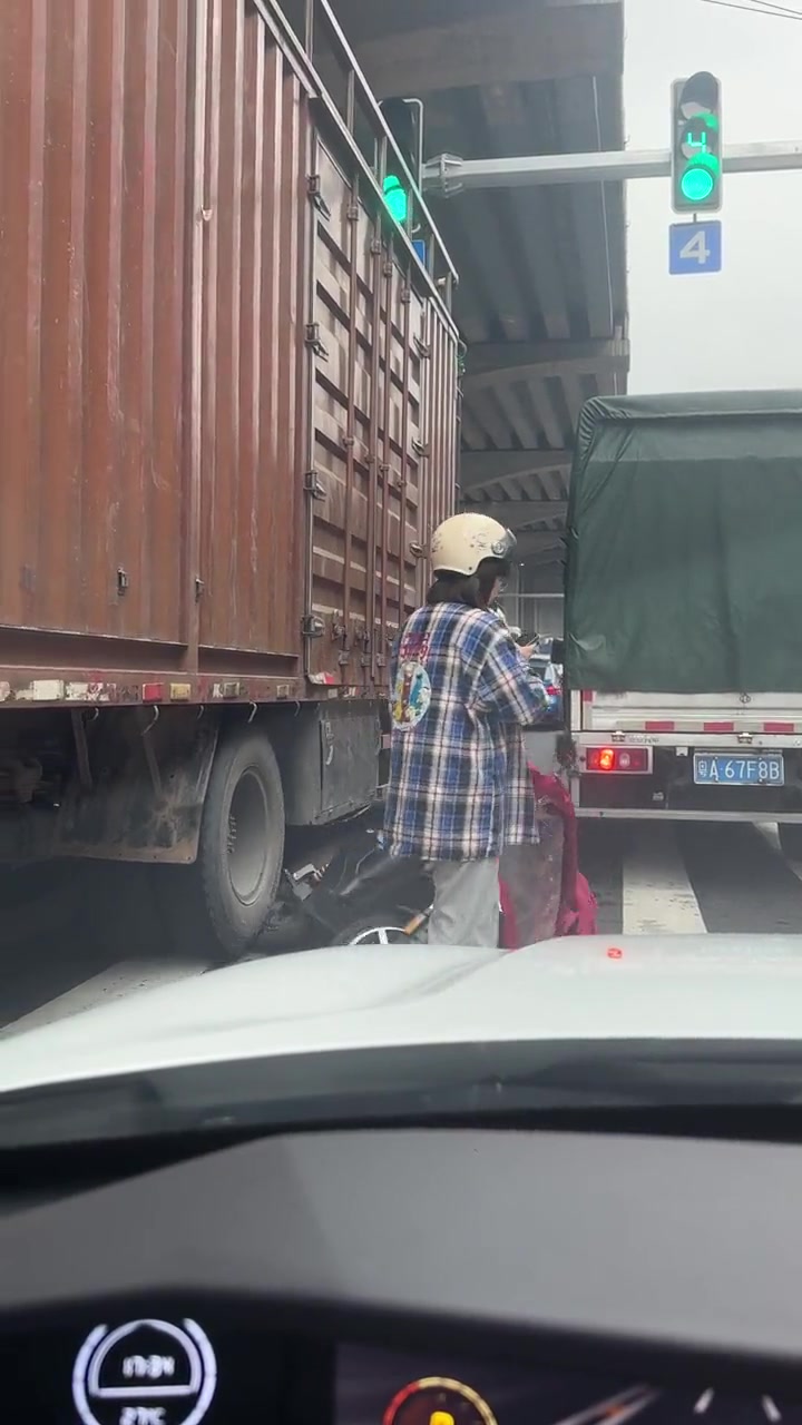 大车司机撞倒了电动车，竟然就这样走了