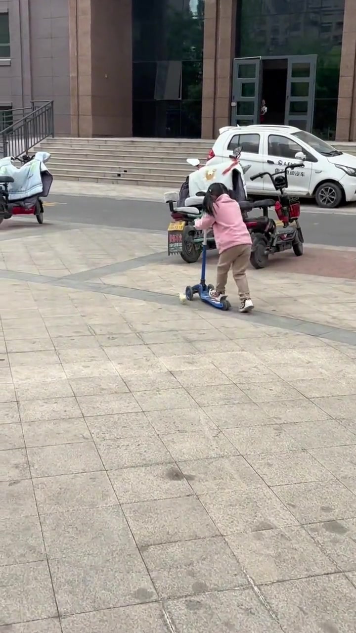 这一脚给小姑娘踩出阴影了吧？