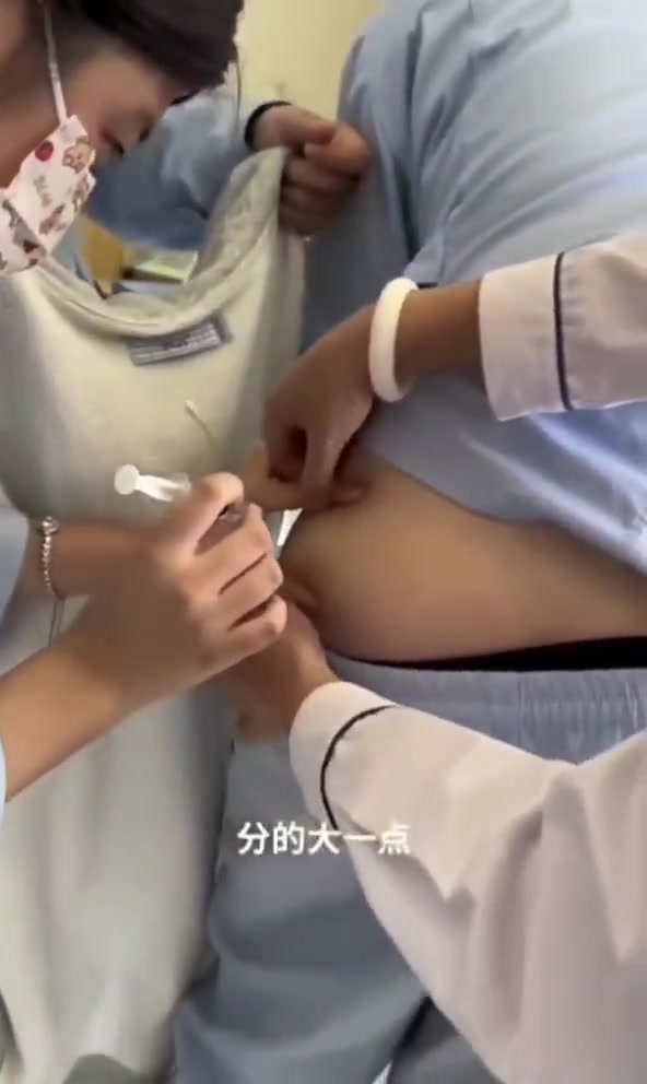 她们都是拿自己同事练手的嘛