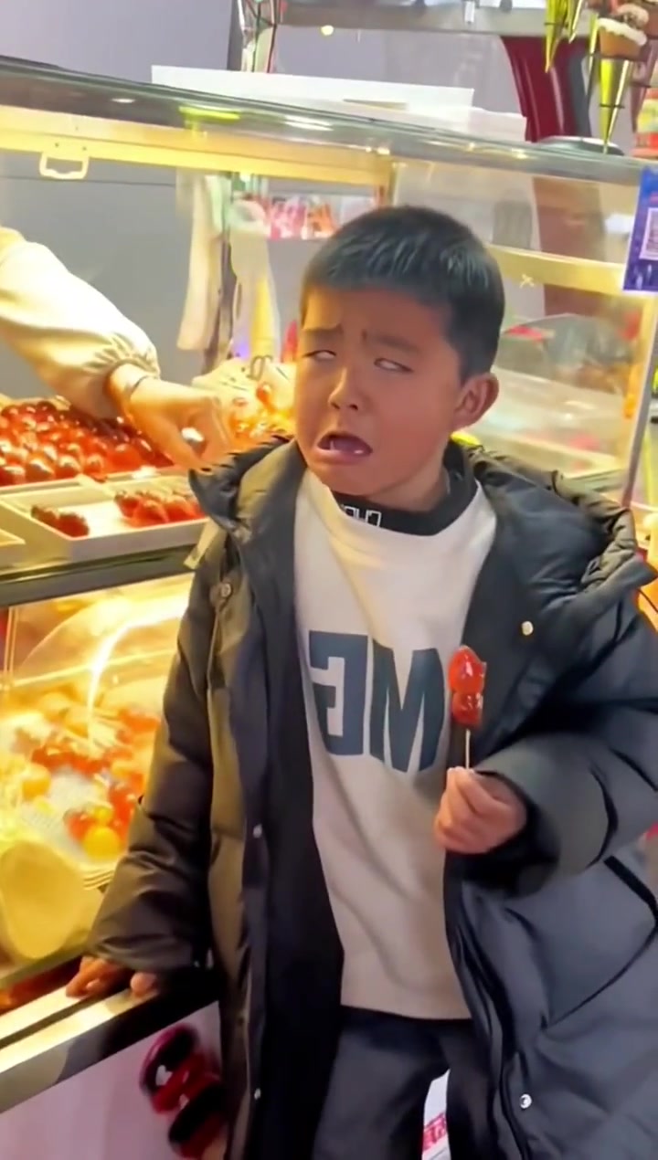 小男孩：菜~就~多~练！