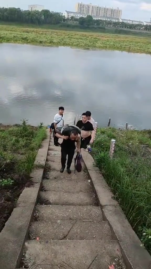 你别看他钓到这么大条鱼，但他迷失了回家的路呀！