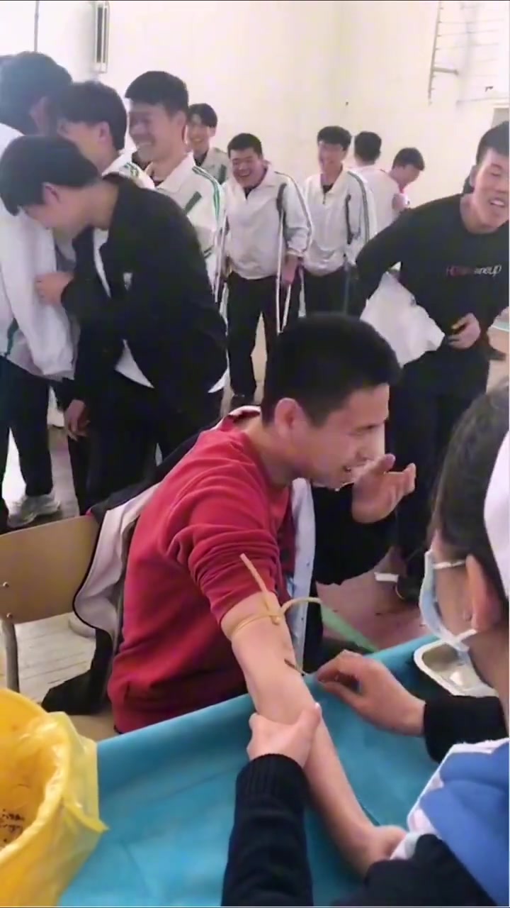 哥们，你都把后面拄拐杖的治好了