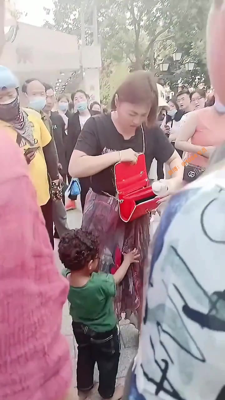 黑人混血孩子走丢被找回！母亲却生气表示多管闲事？！