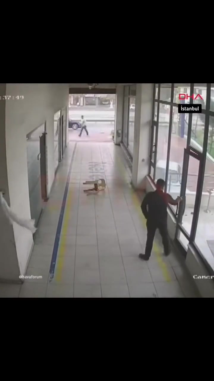 不关这扇门，也许这堵玻璃墙就不会倒