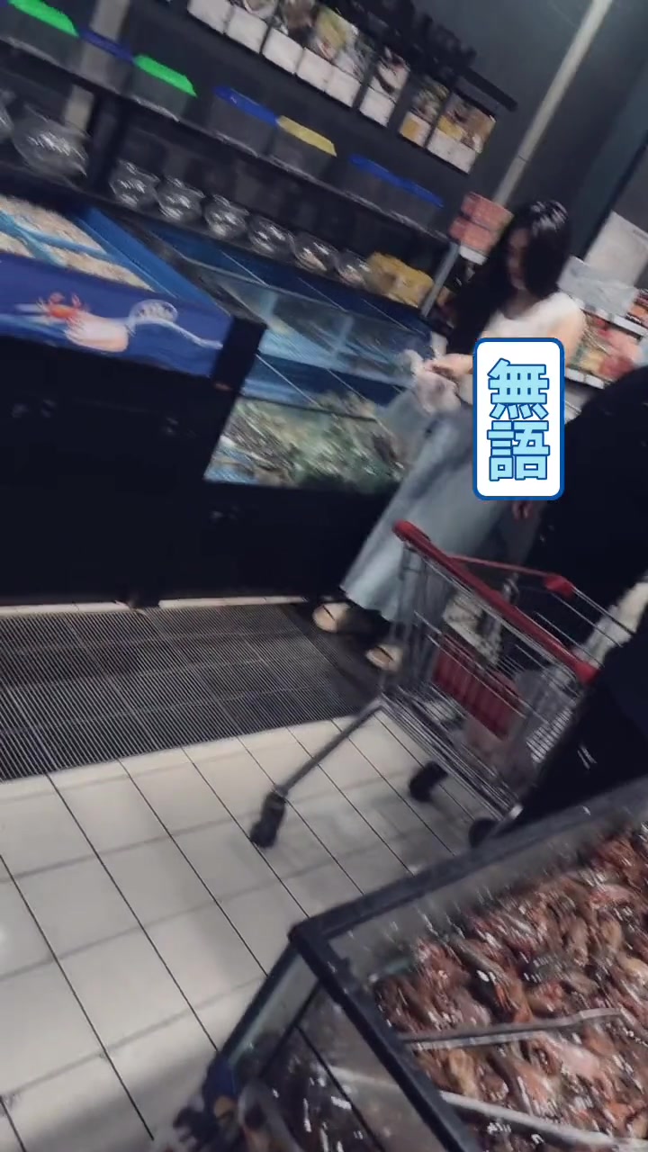 小姐姐在海鲜市场擒妖，这摔得很是用力啊！