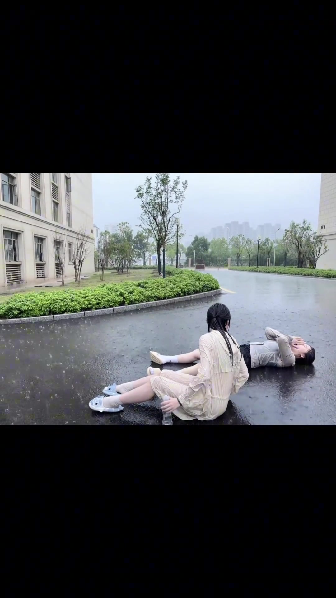 她俩这样躺在暴雨中，好像很厉害的样子