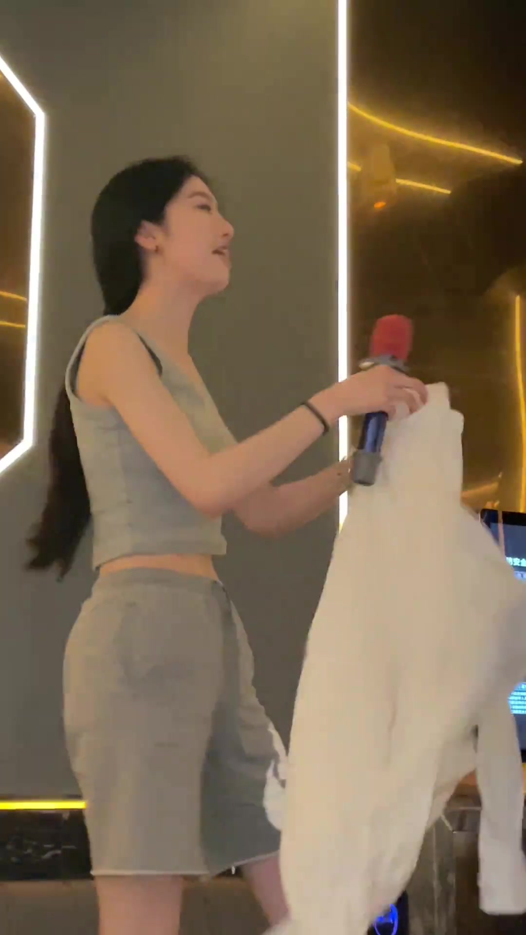 闺蜜在KTV放飞自我后，必定会问的一句话...