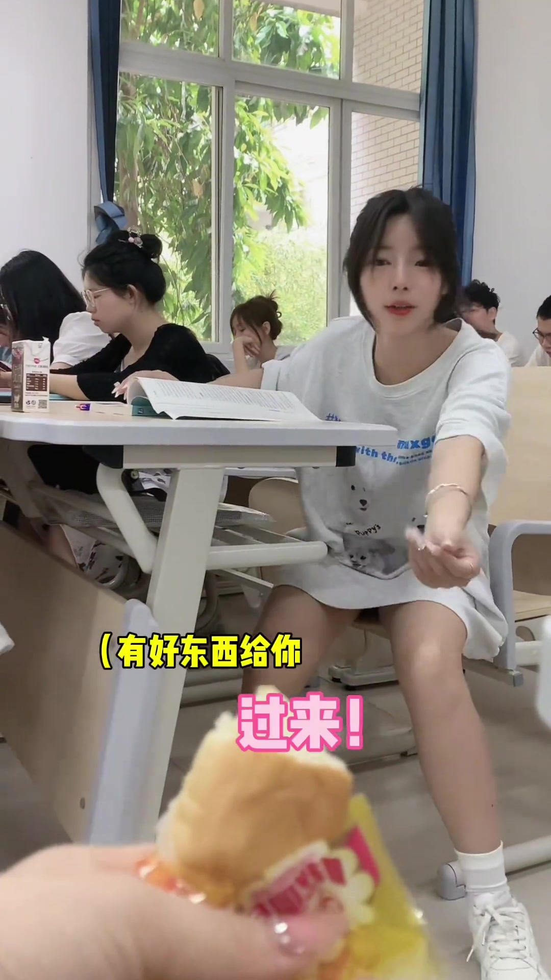 以后这种一律鉴定为：故意秀舍友...