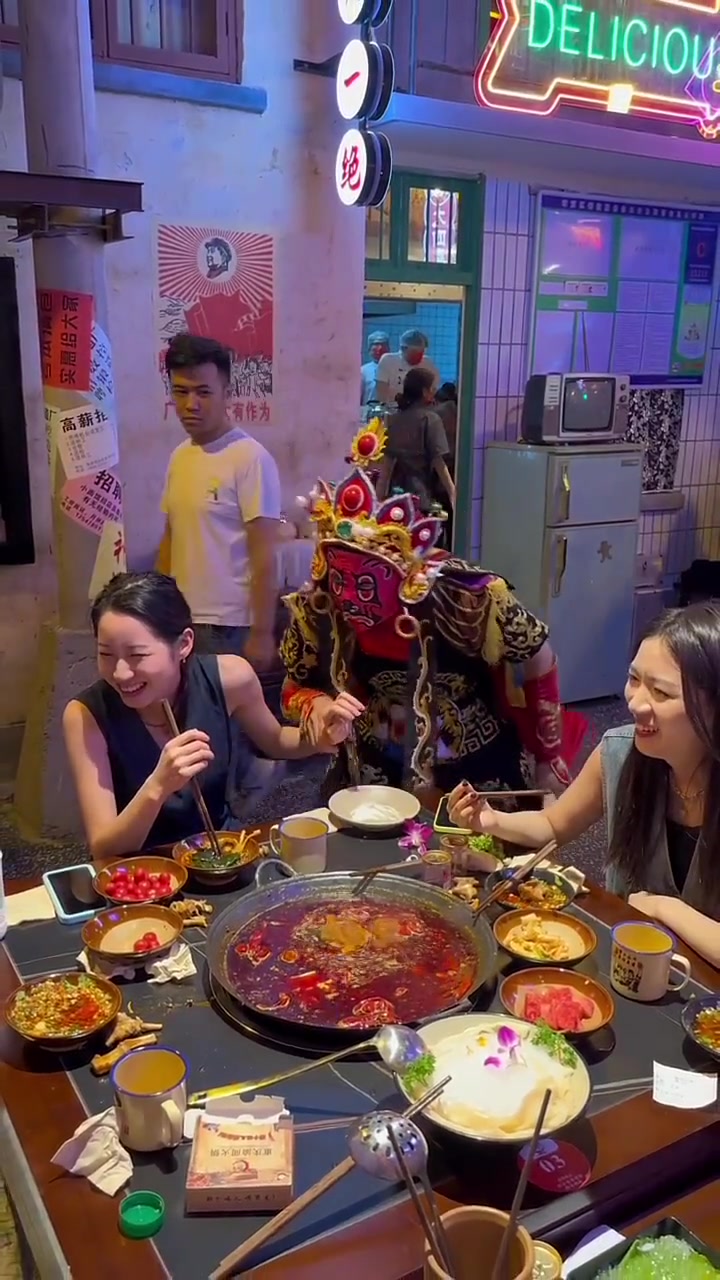 小姐姐吃个重庆火锅，要不要这么惊心动魄？