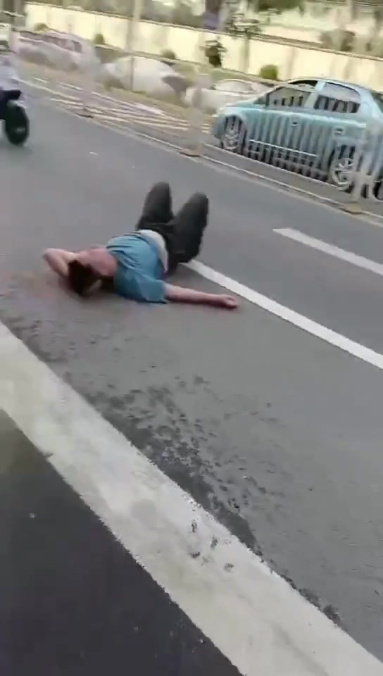 自己跳下来，三轮车有责任吗？