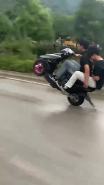 帅不帅不知道，摔的应该挺疼的