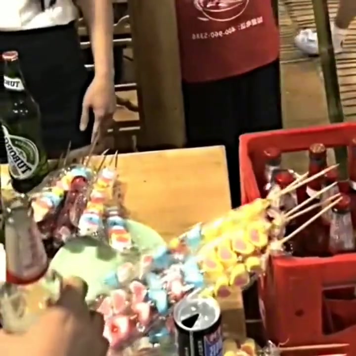 大叔：你卖我两串吧，我们继续玩