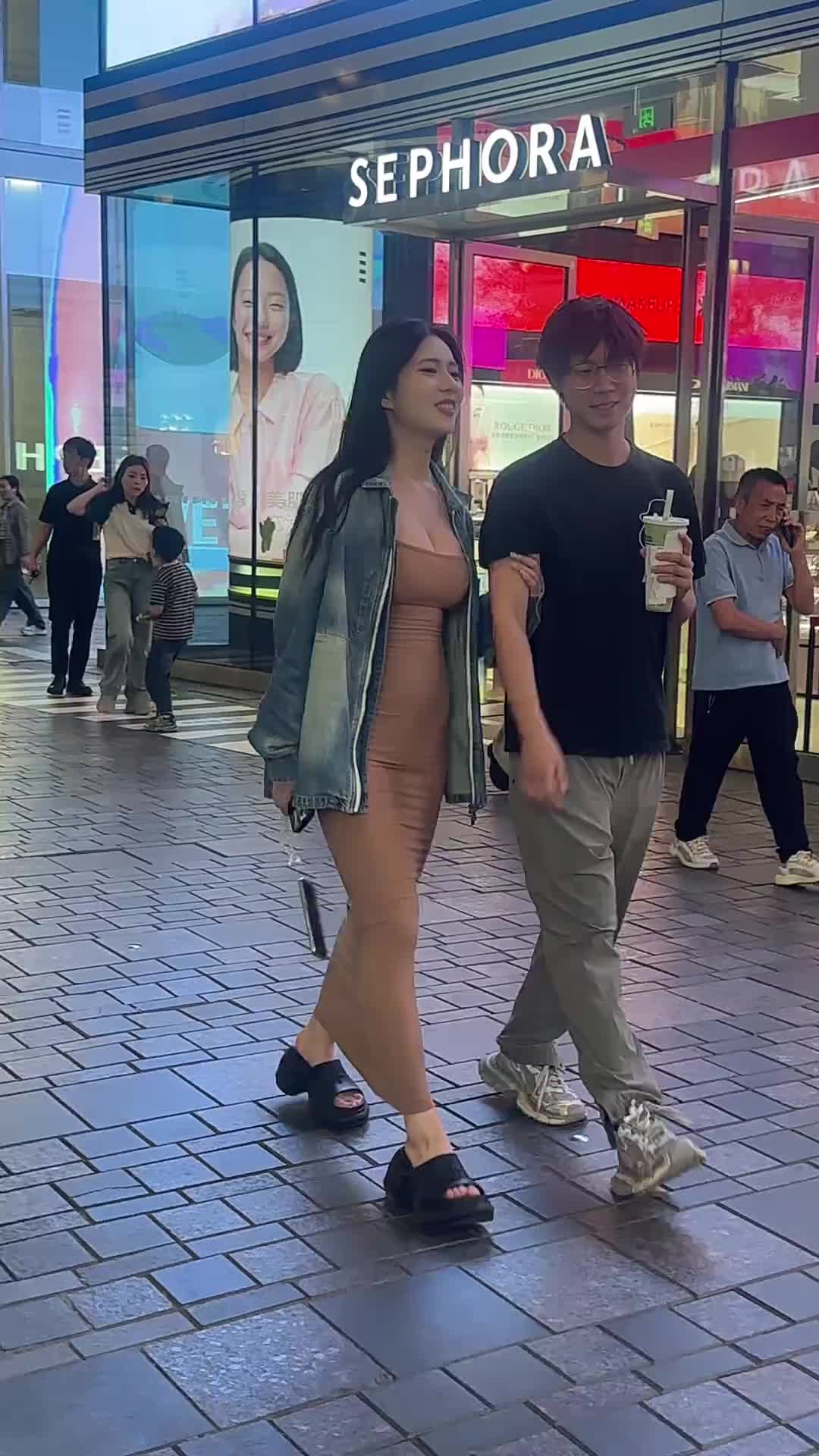 小姐姐的裙子是不是买小了呀，看着那么紧身