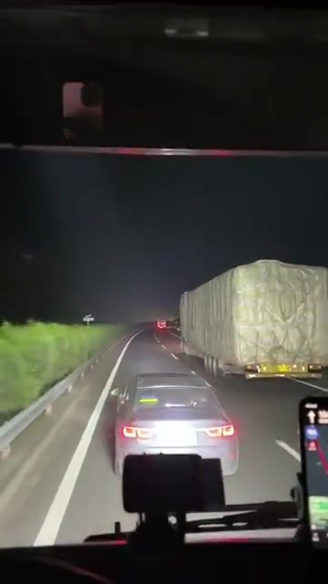 小车打双闪占快车道干嘛？