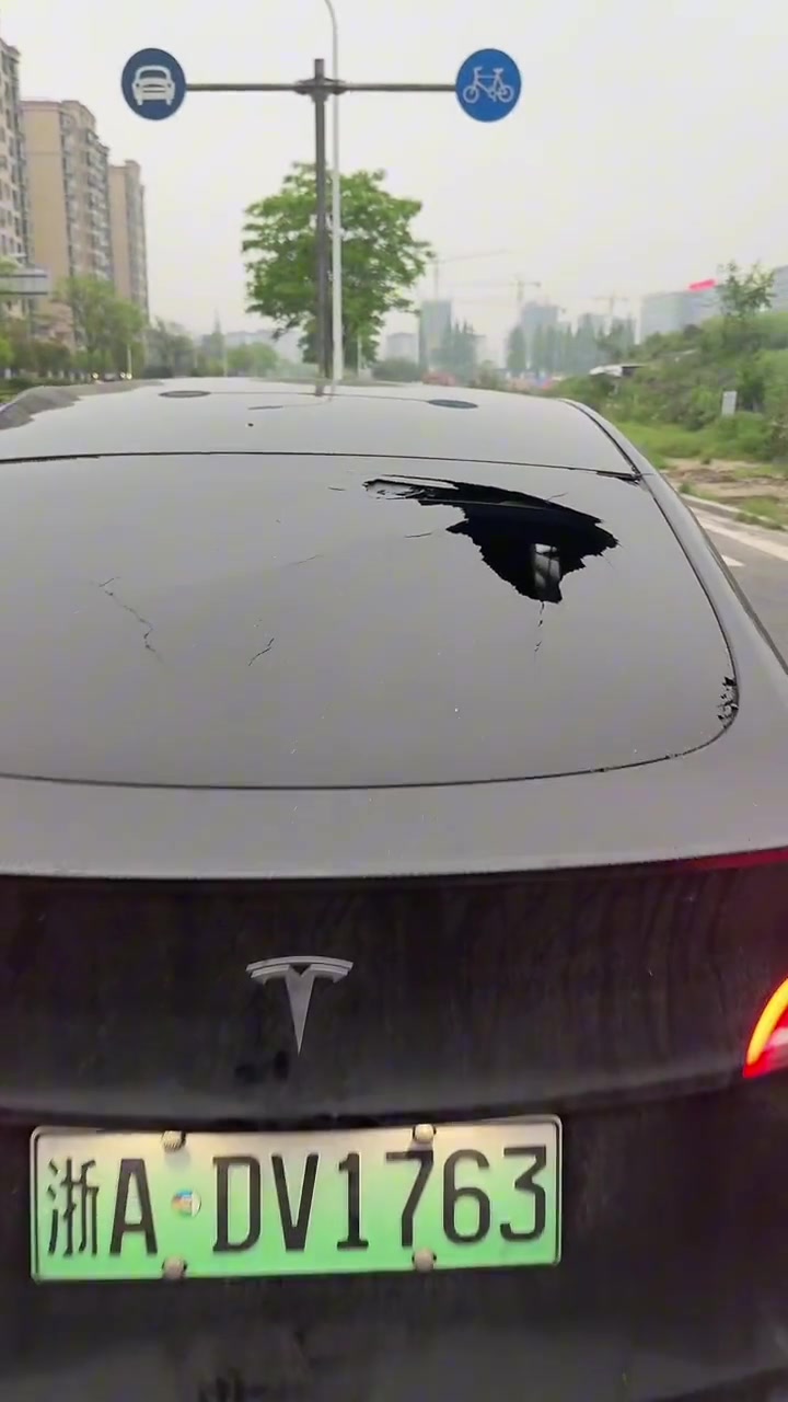 这是咋回事？特斯拉后挡风玻璃突然自爆