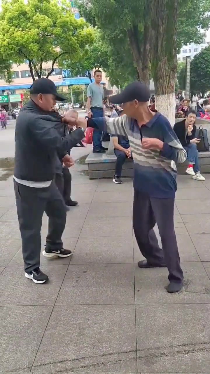 俩大爷街头比划，你让我一条腿，我让你一只胳膊