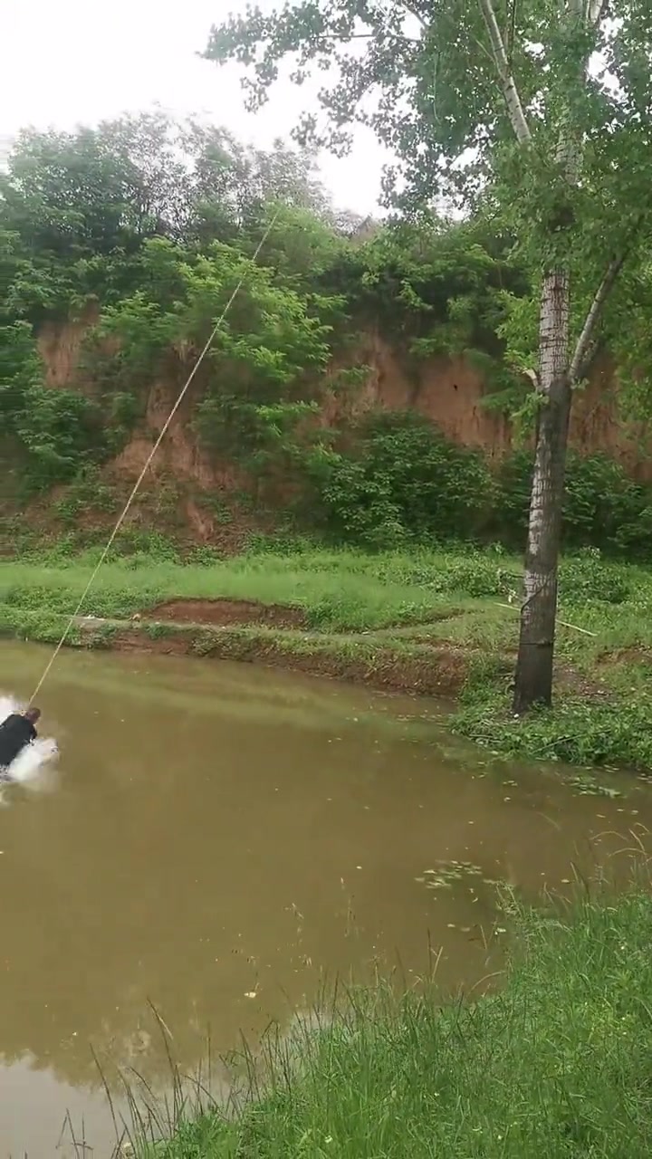 第一次见掉水里了还这么开心的