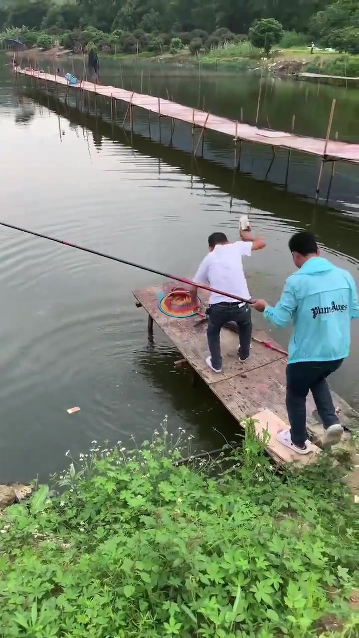 到手的大鱼让大哥有点手忙脚乱了