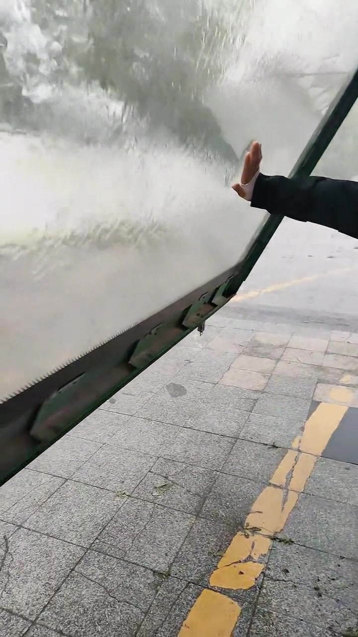 小姐姐为了多雨心真大啊，很多广告牌是带电的呀