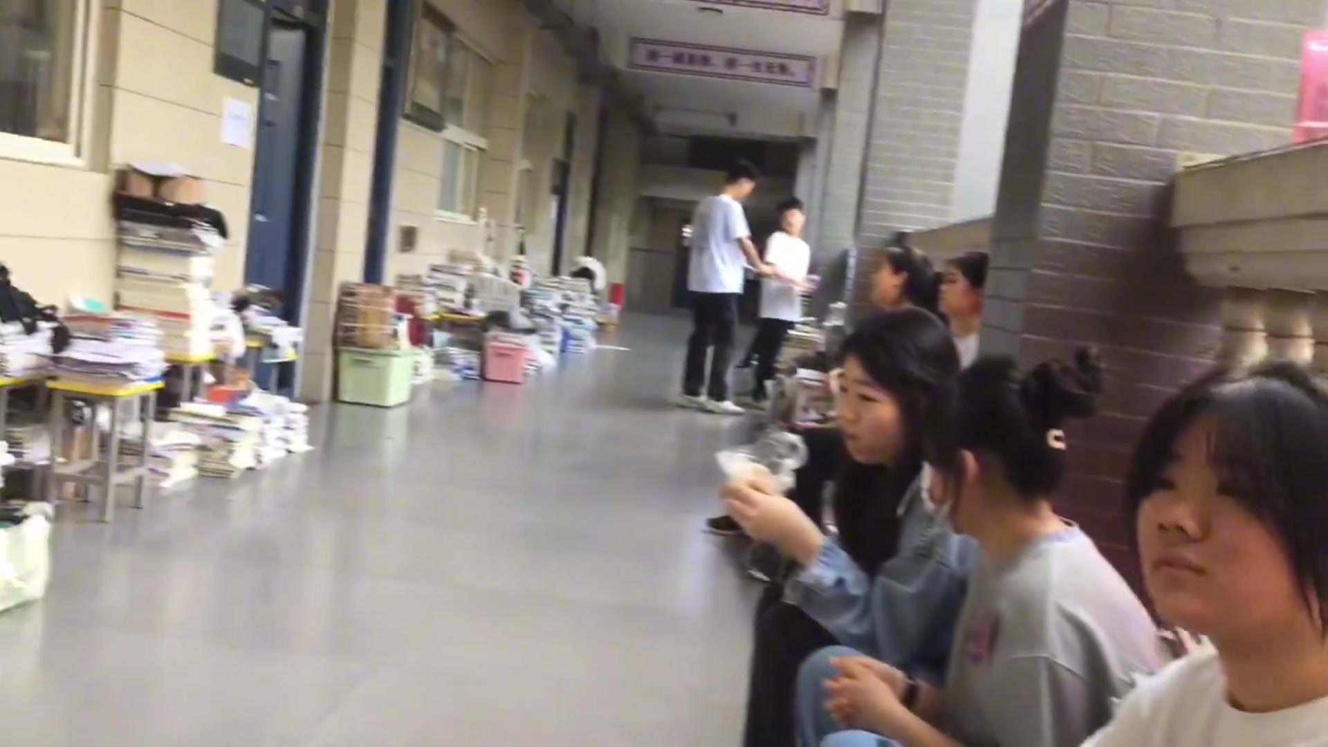 在时光飞逝的青春里 学校广播里突然响起了起风了！