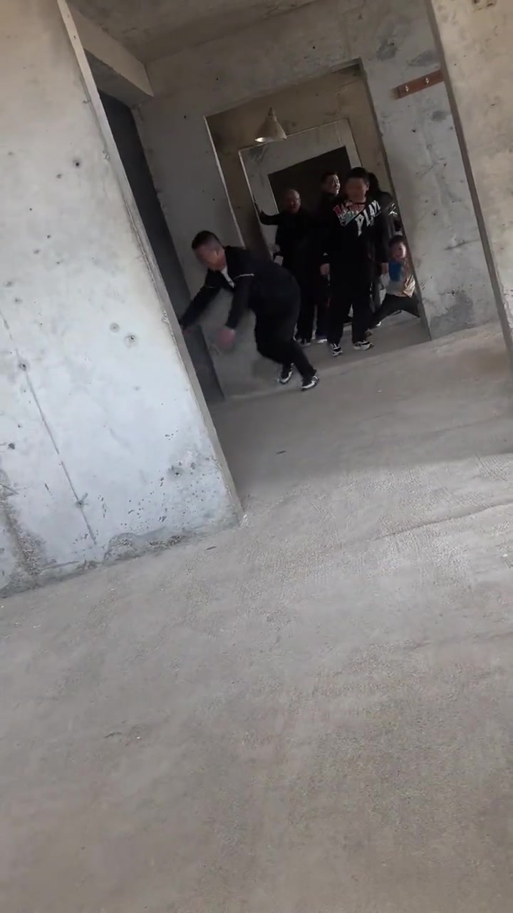 这是消防队修建的模仿地震时大楼歪斜救援的