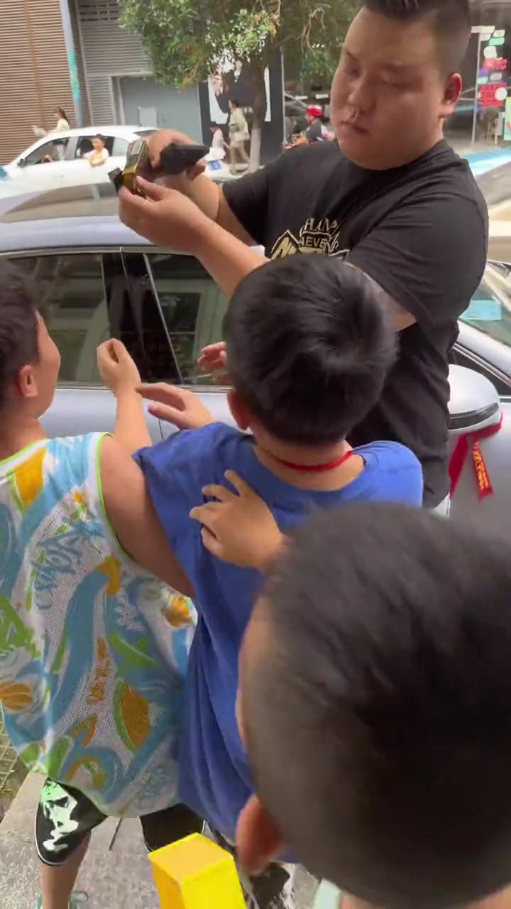 遇到小孩子就知道烟盖子留不住了