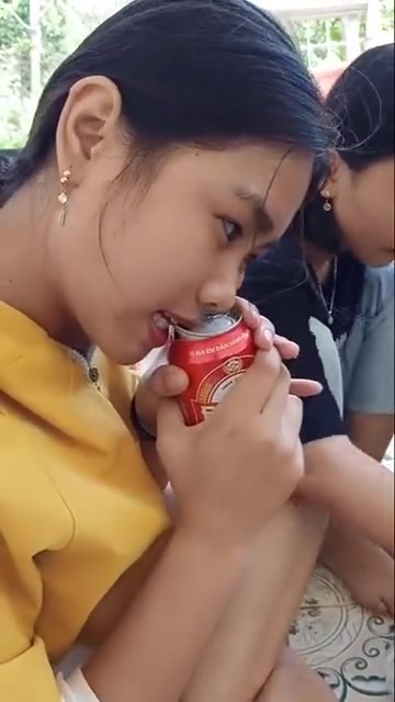 妹子开啤酒的方式真独特