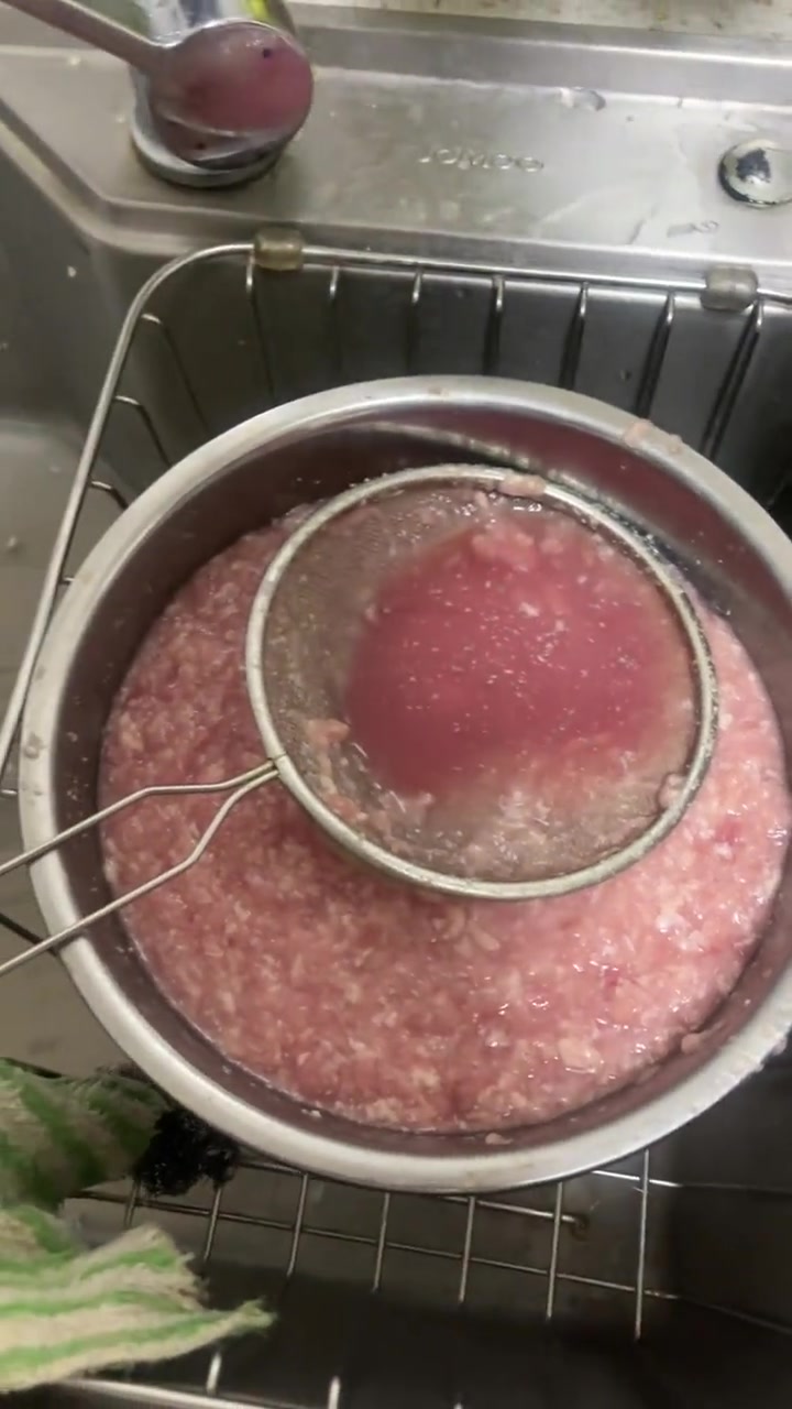 心血来潮做个饭，把肉馅给洗了，现在水根本弄不完