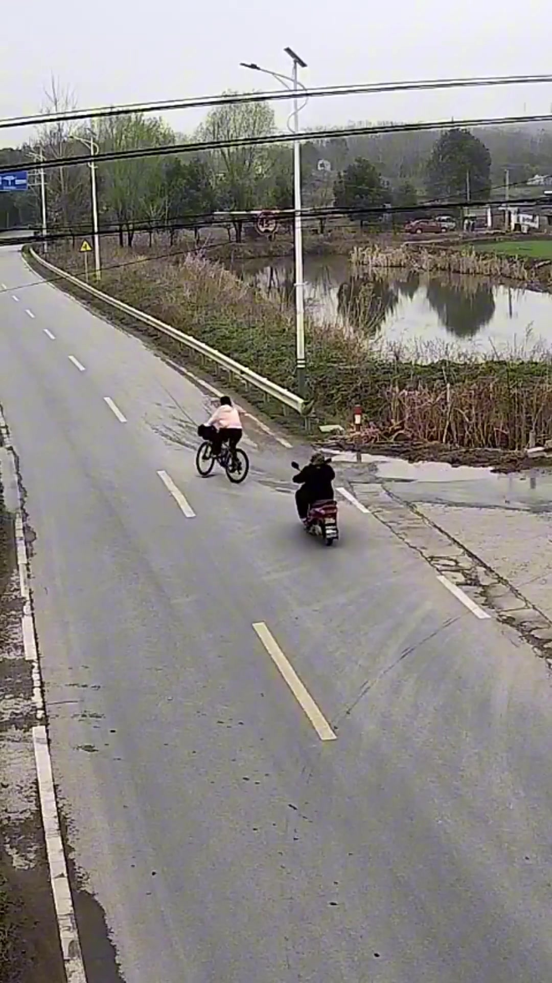 一电动车与自行车路口相遇，两车纷纷靠右结果人仰马翻