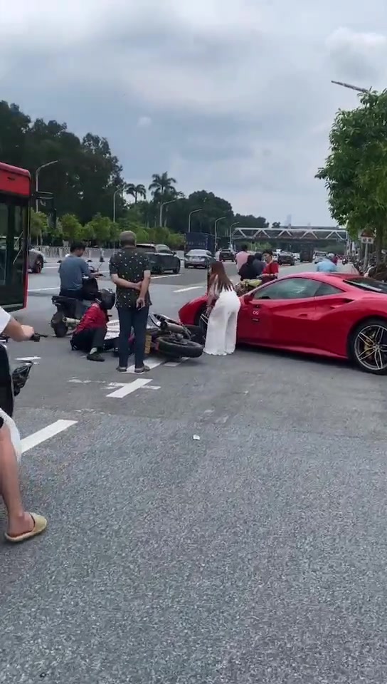 法拉利女司机与机车发生碰撞